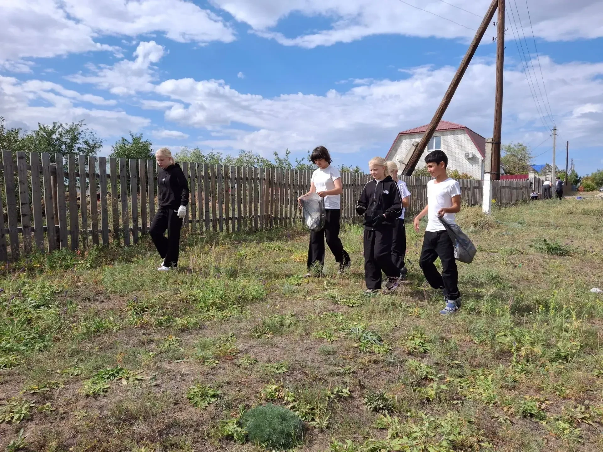 Сегодня — наш санитарный день! 💪🌿Сегодня вся школа — и коллектив, и учащиеся — дружно...