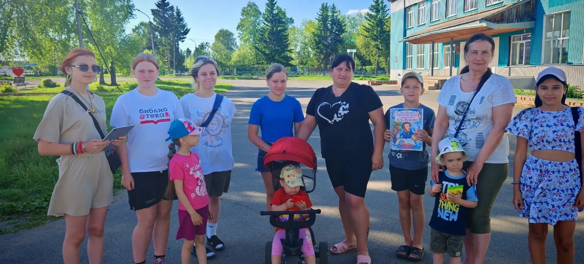 🏫Мы вместе: школа и культура 
📚 Волонтёры культуры Карапсельской библиотеки не сидят без дела даже