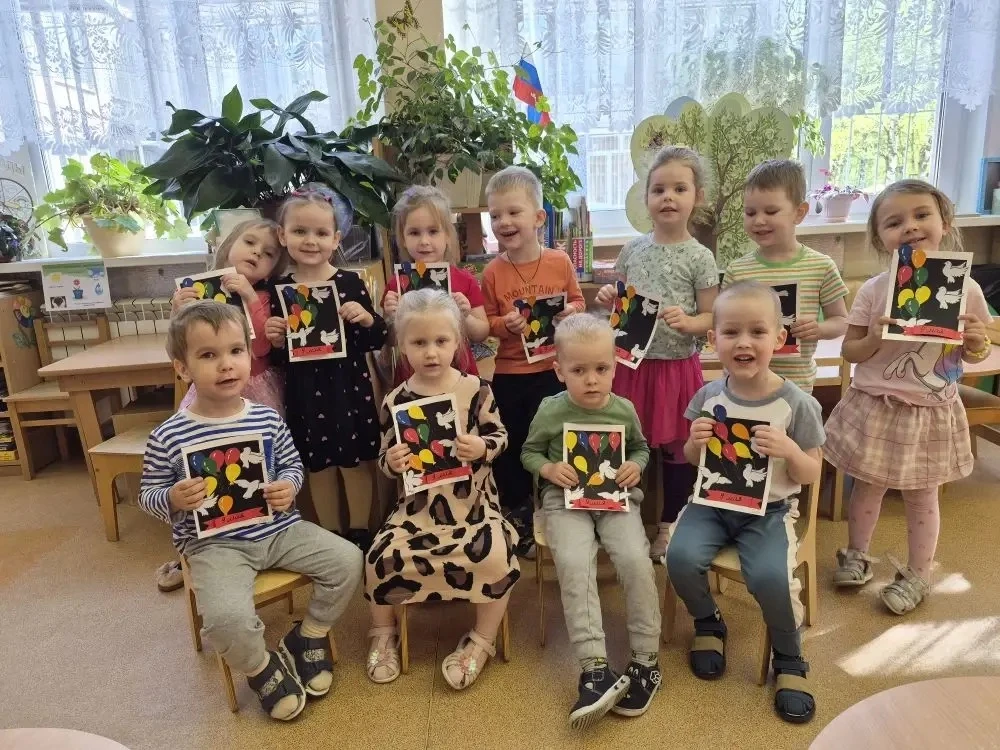 Уважаемые родители, дорогие коллеги и ребята!
Поздравляем вас с Днём Победы — самым трогательным и в