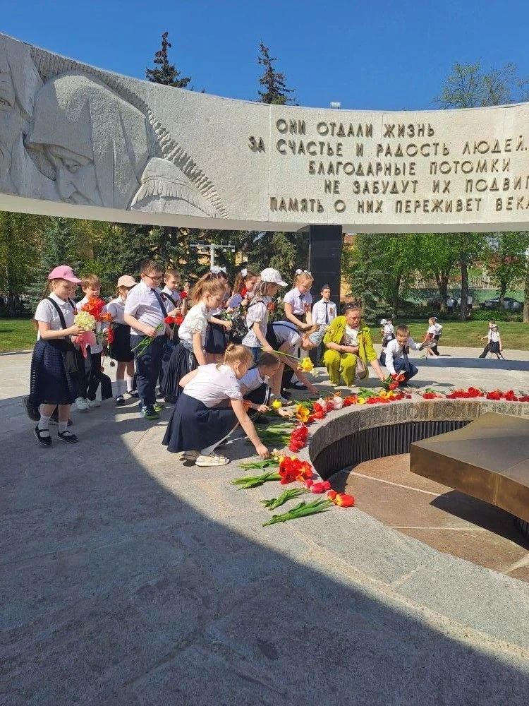 Сегодня школьники МАОУ СОШ №22 отправились в путешествие «по следам героических лет».  У памятников,