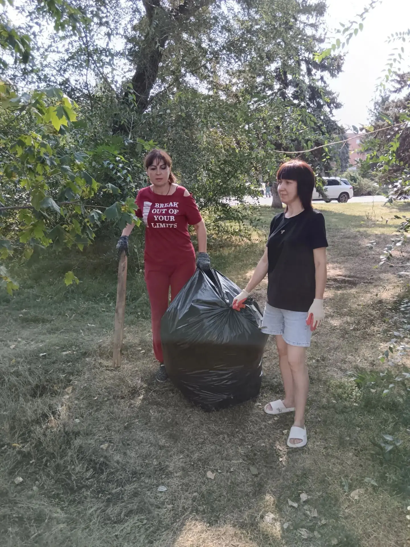 🧹4 сентября  был проведен субботник по уборке территории нашего парка. .