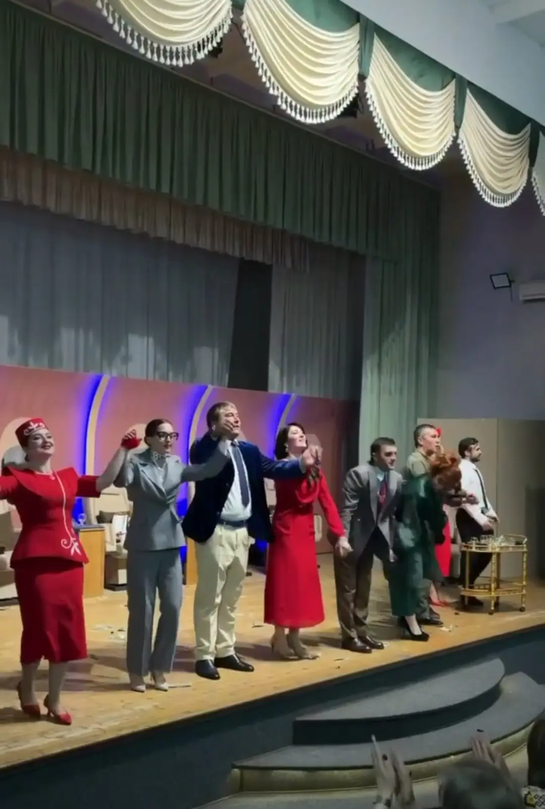 🎭 Вчера в концертном зале нашей школы состоялся комедийный спектакль «Тыкъэсыжьыгъ» в ...