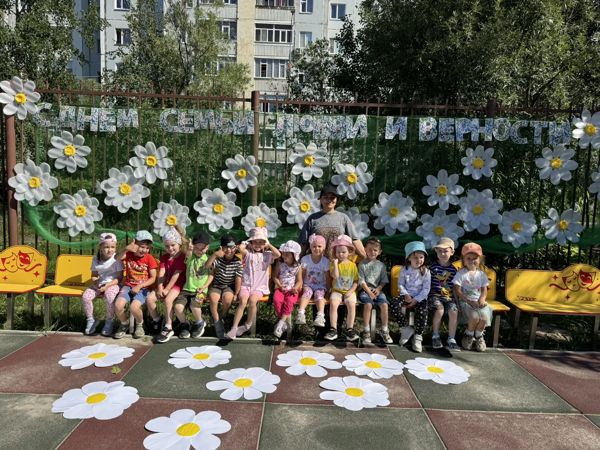 С Днём семьи, любви и верности! Желаю крепкой семьи, тепла в доме и настоящего счастья.