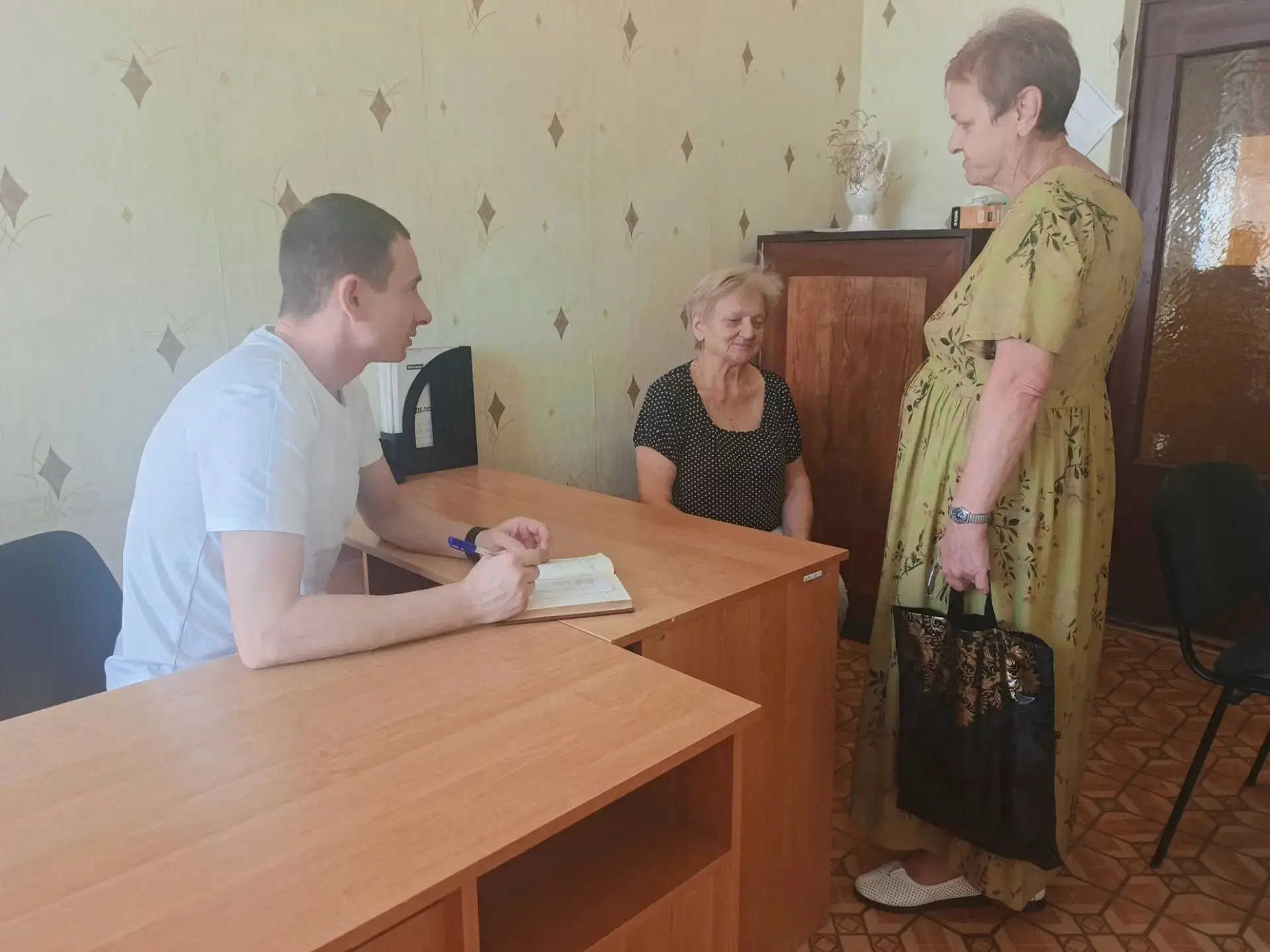 В отделе жизнеобеспечения города Петровское состоялся личный прием граждан депутата Сов...