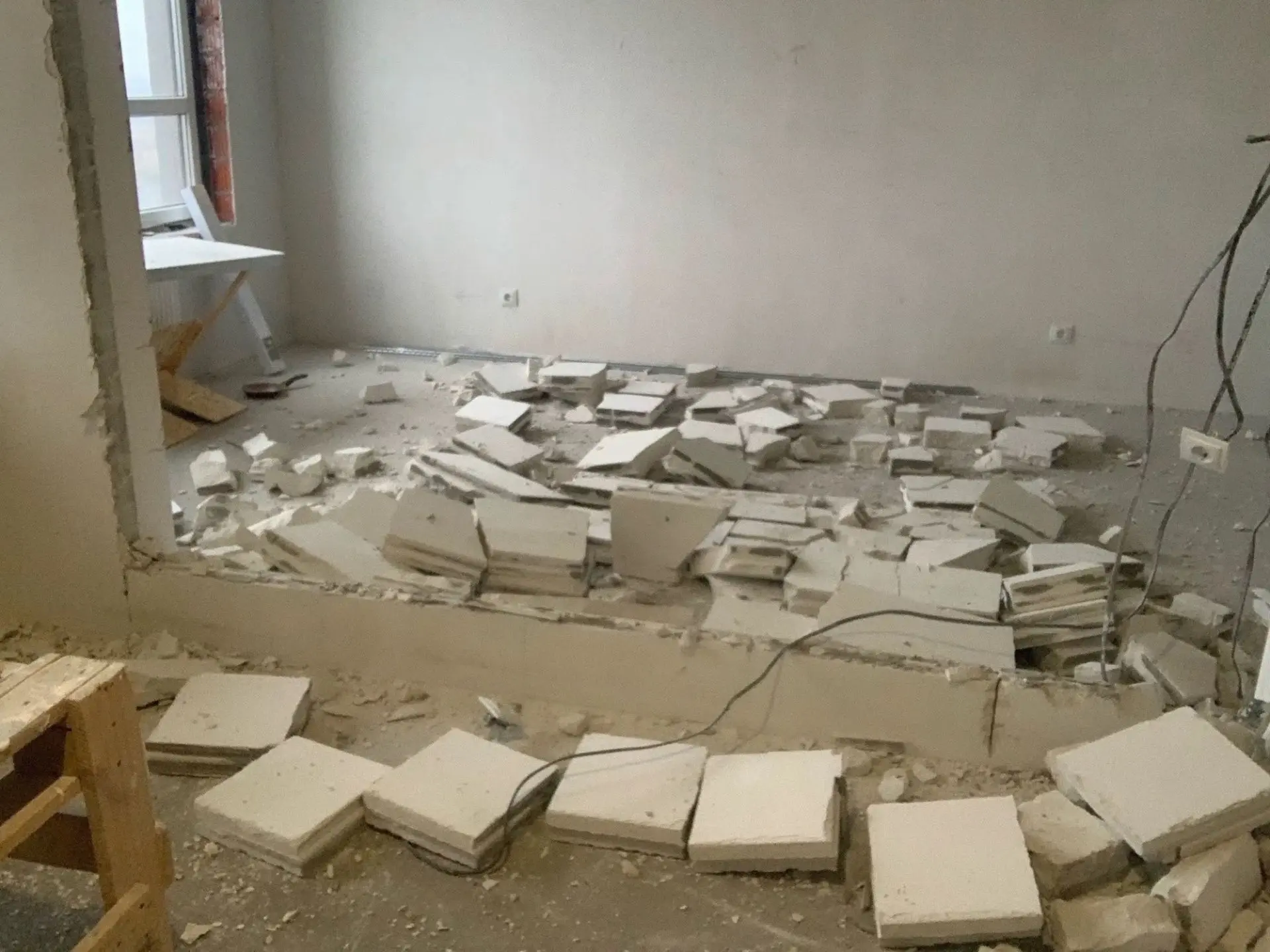 Нужно вынести блоки до мусорного контейнера и подмести полы.
