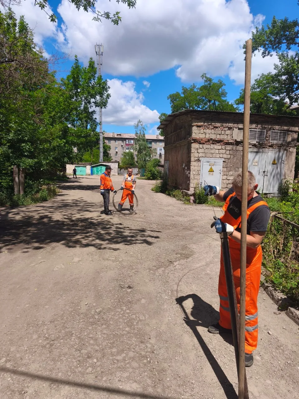 Сегодня бригада из трех работников МУП ЖКХ «Вологдагорводоканал» первый день трудится в г. Алчевске 