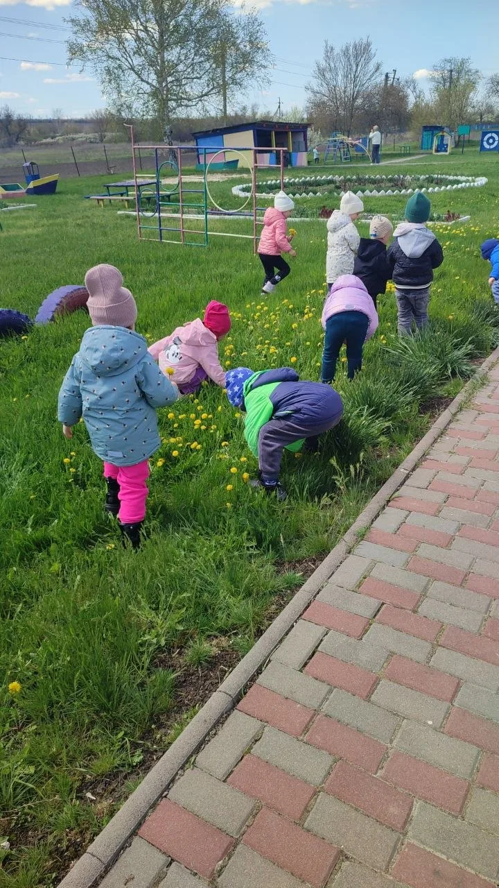 Весной наш детский сад наполняется яркими и ароматными цветами, которые радуют глаз и д...