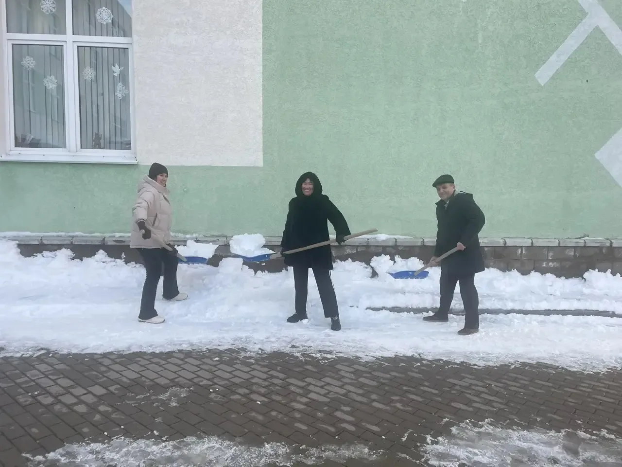 Сотрудники лицея сегодня с большим энтузиазмом вышли на общегородской субботник и показали потрясающ