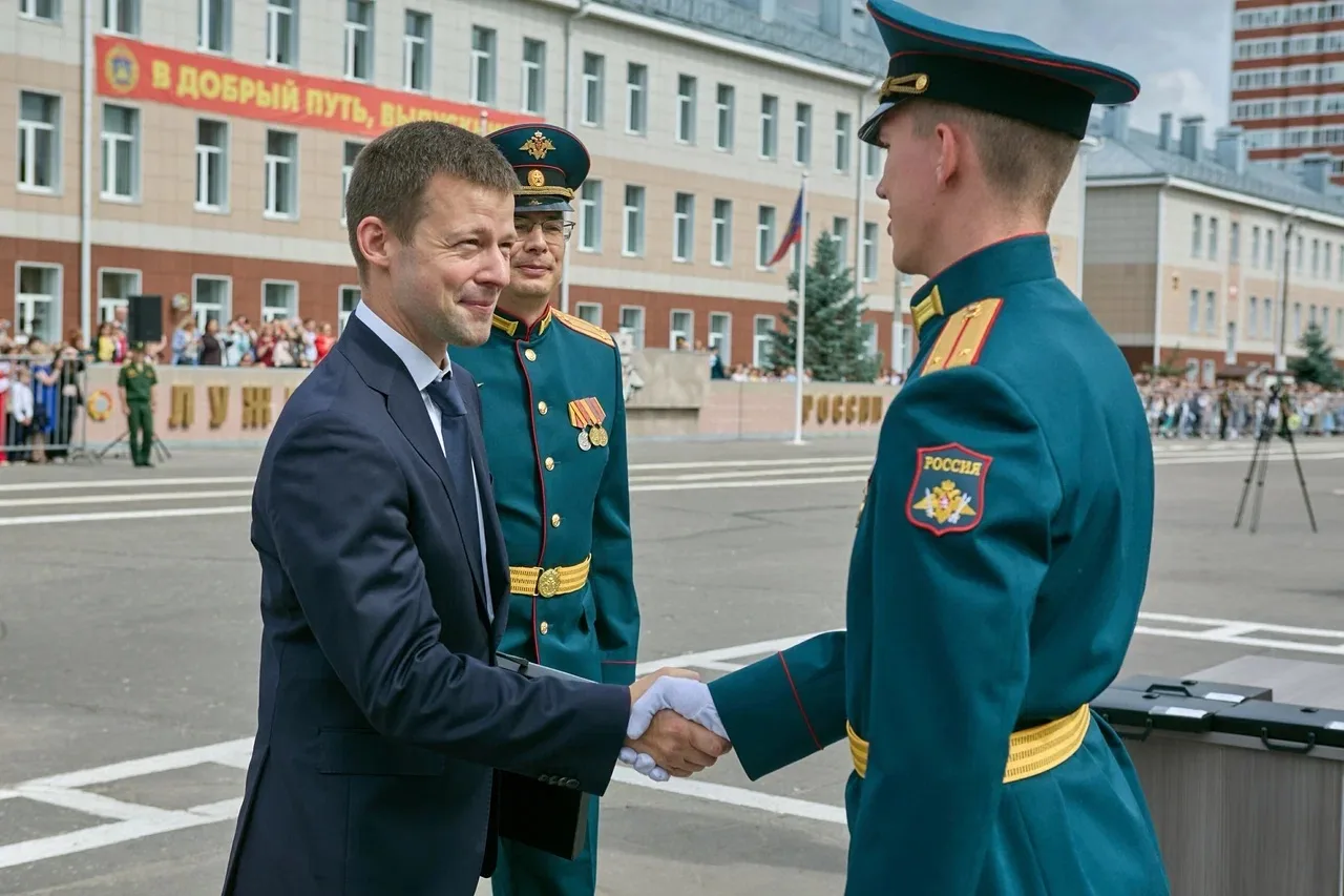 Традиционно принял участие в торжественной церемонии выпуска офицеров Военной академии Ракетных войс