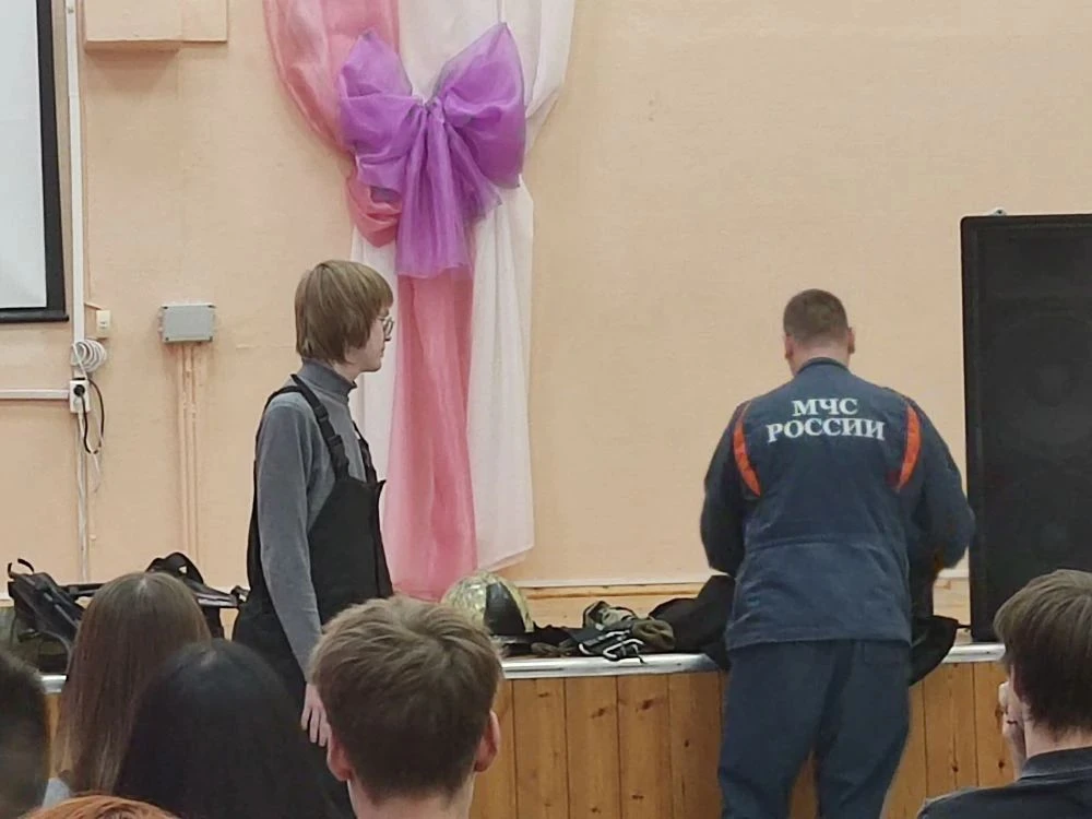 16.12.2025 в актовом зале школы учащиеся 10 АБВГ классов актуализировали знания по пожарной безопасн