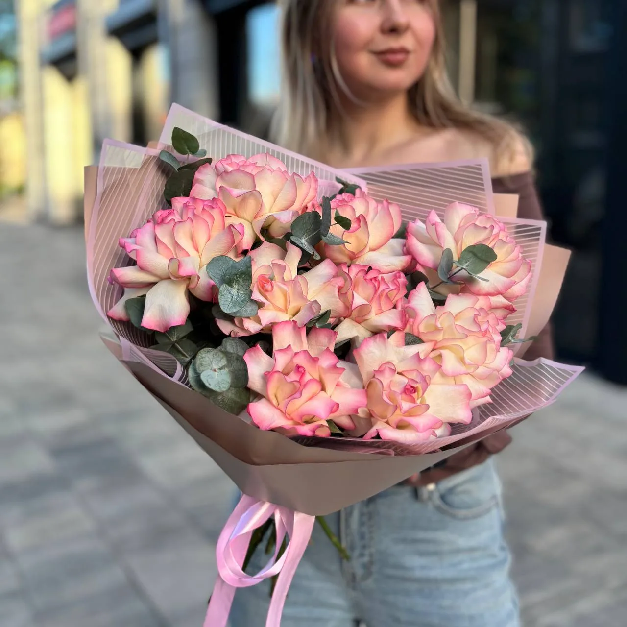 Французские розы и эвкалипт 🩷

Стоимость букета: 2790₽

✨работаем для вас ежедневно с 09:00-21:00

