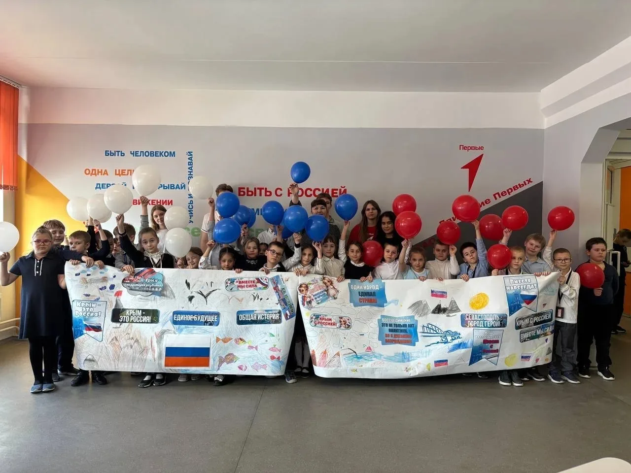 🏫 В нашей Школе прошли тематические мастер‑классы, приуроченные ко Дню воссоединения Крыма с Россией