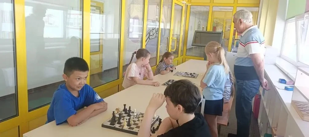 ♟️✨ Сегодня в нашем лагере «Родничок» прошло увлекательное занятие по шахматам! 🏕️