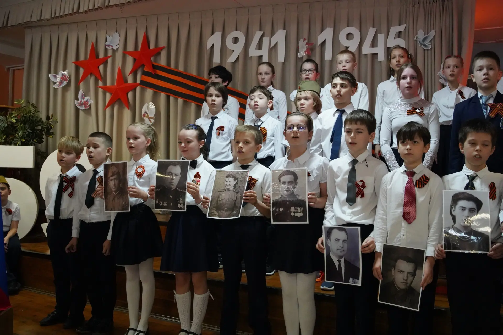 В нашем начальном отделении прошла торжественная линейка, посвященная Дню Победы в Великой Отечестве
