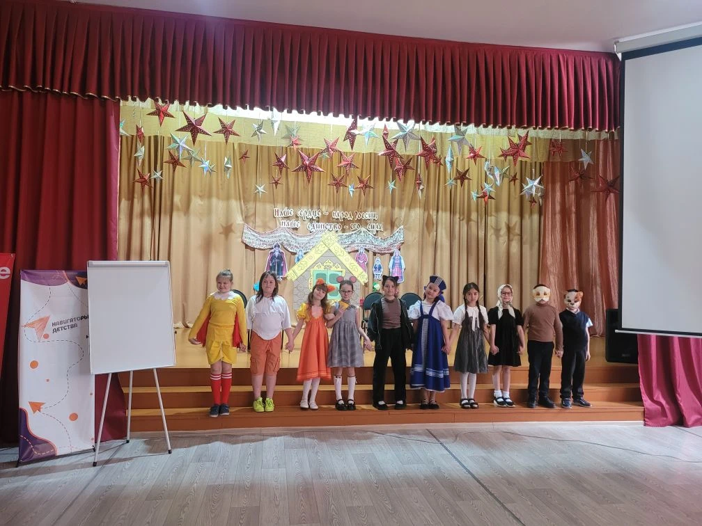 🎭 «Лисичка со скалочкой»: театральная сказка участников кружка "Путешествиев сказку"!  ✅️ В нашей шк