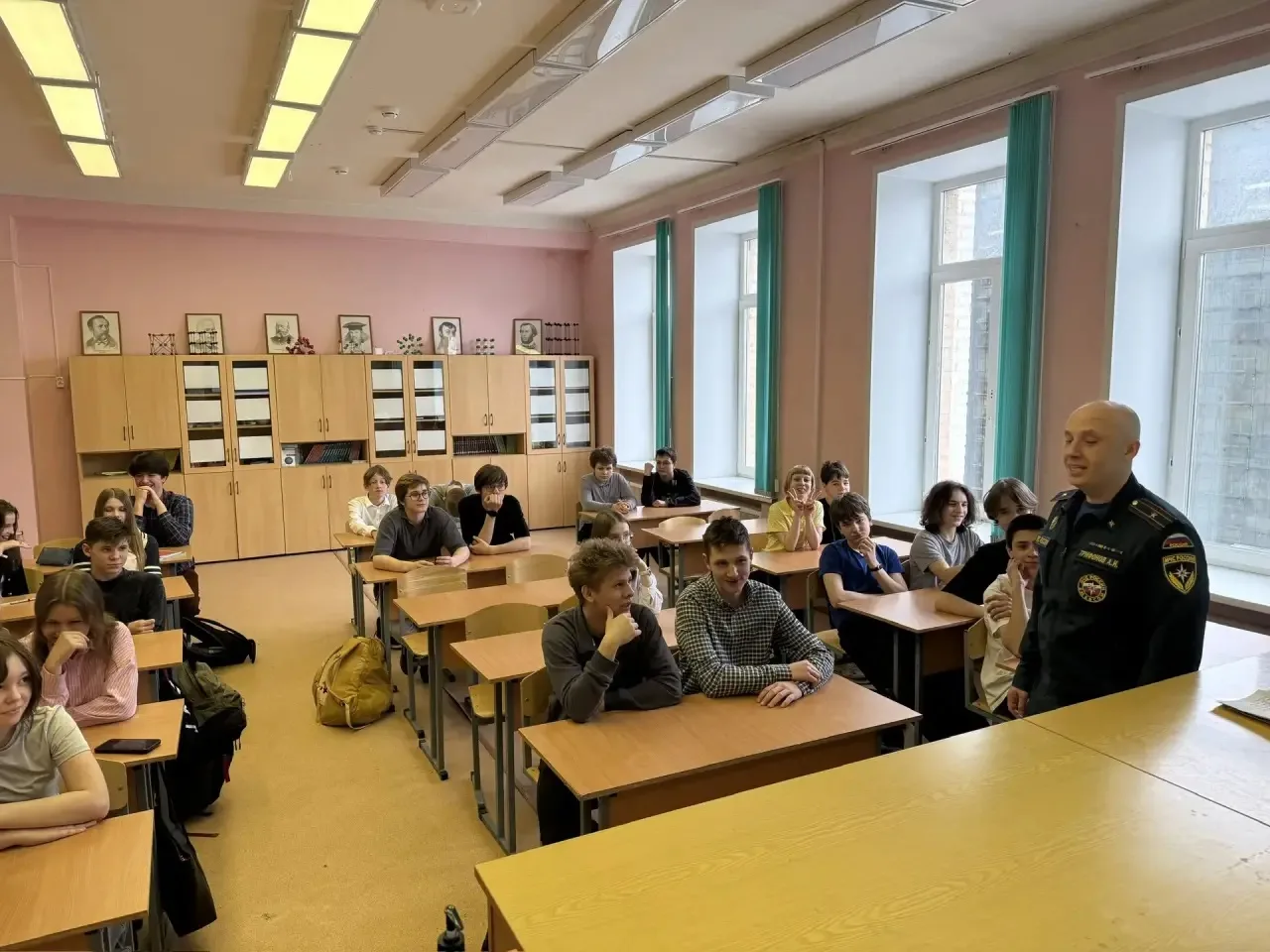 Безопасность превыше всего! ☝🏻   Перед восьмиклассниками нашей школы выступил инженер 4 ТОНПР (по ЦА