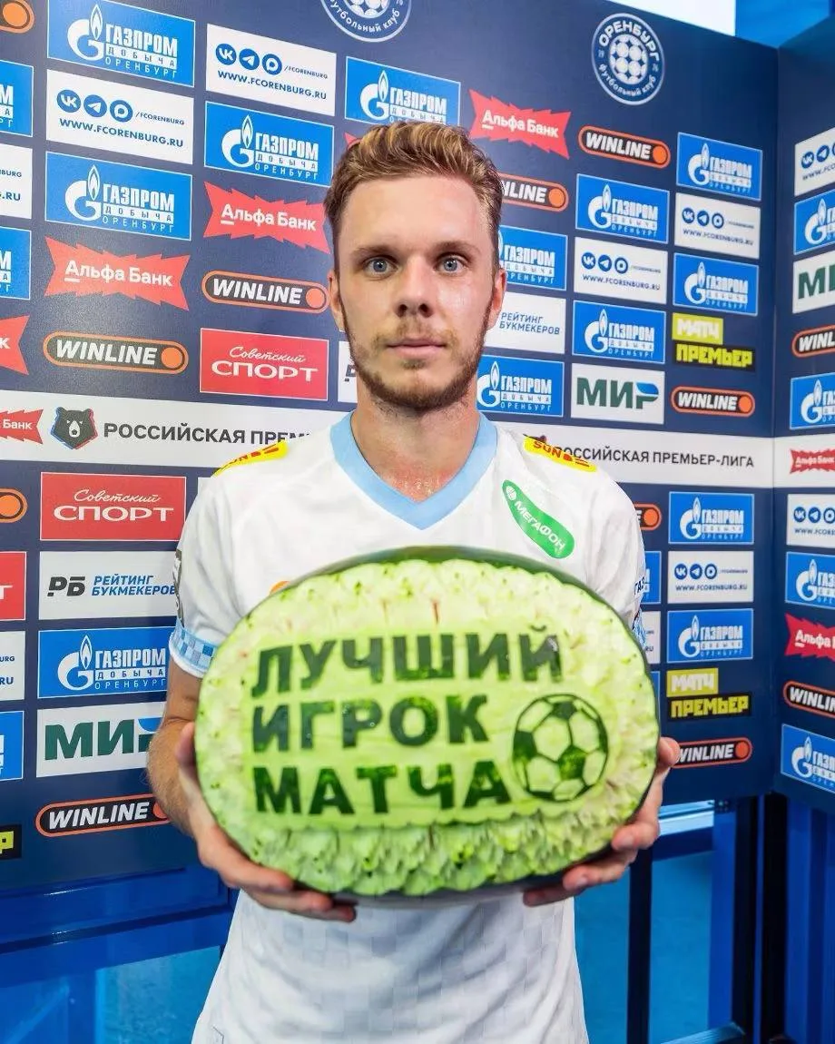 🧀 Футболист «Факела» получил сыр, а игрок «Зенита» — арбуз в качестве приза.