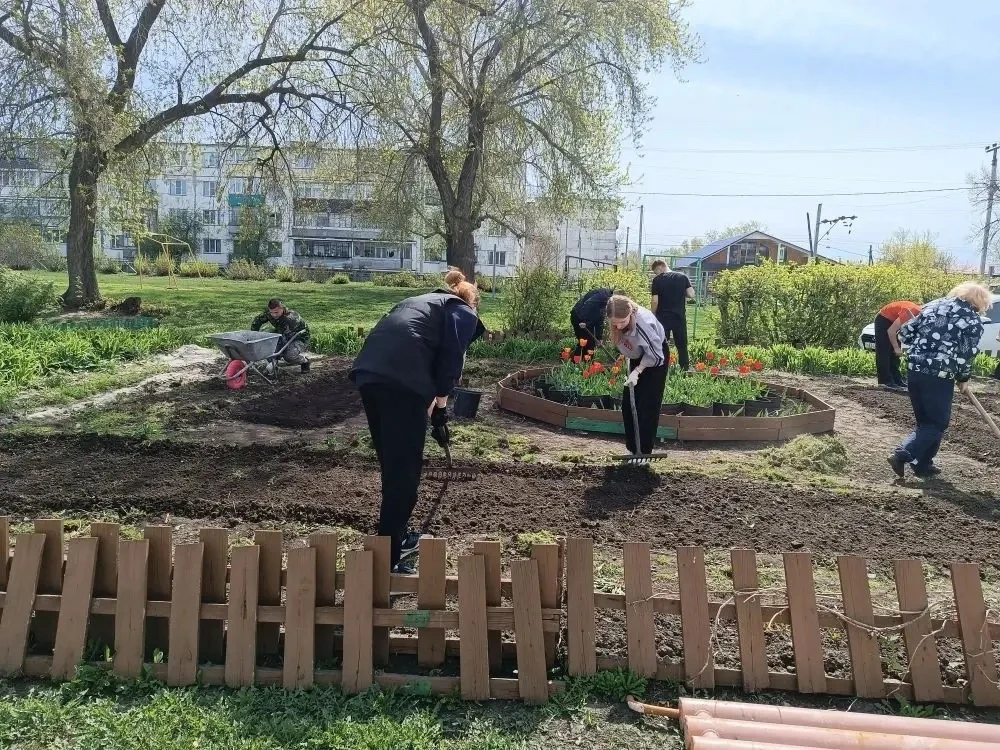 🌸 Наш цветник преображается на глазах, и это — целиком заслуга наших старшеклассников!  Дружной комп