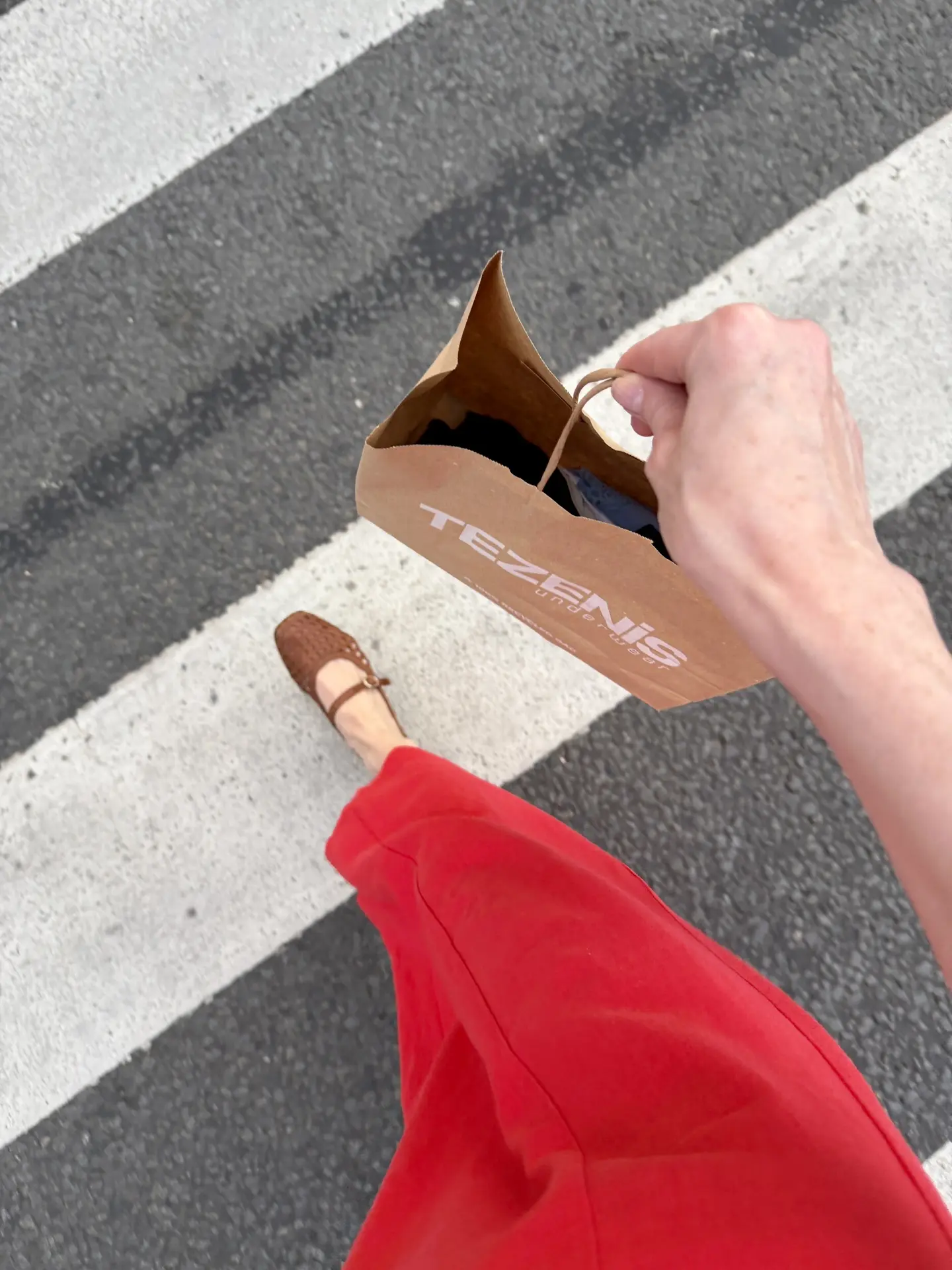 Скажите ведь, что иногда женщине для хорошего настроения нужно не так уж и много, например, нести до