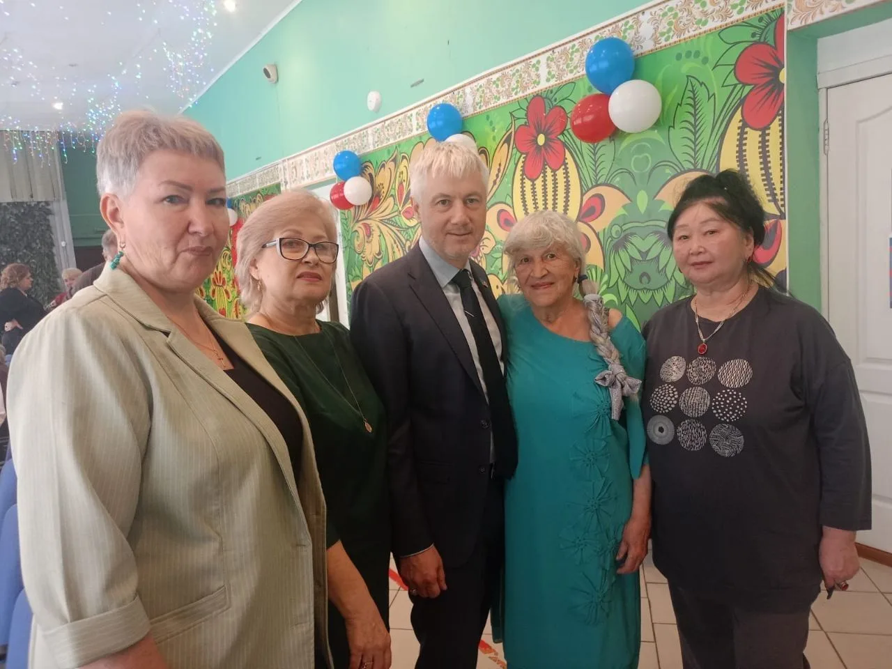 С заботой о каждом: Александр Кошуков поздравил жителей Золотинки с Днём мудрости