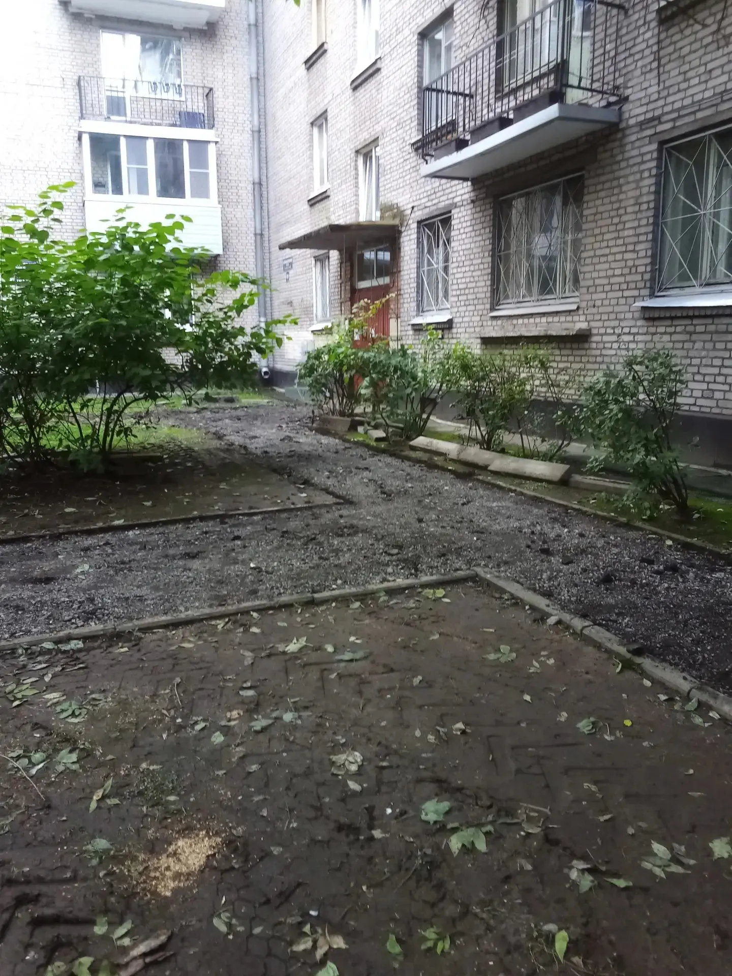 Начало работ по замене асфальта отмостки многоквартирного дома по адресу: Новоизмайловс...