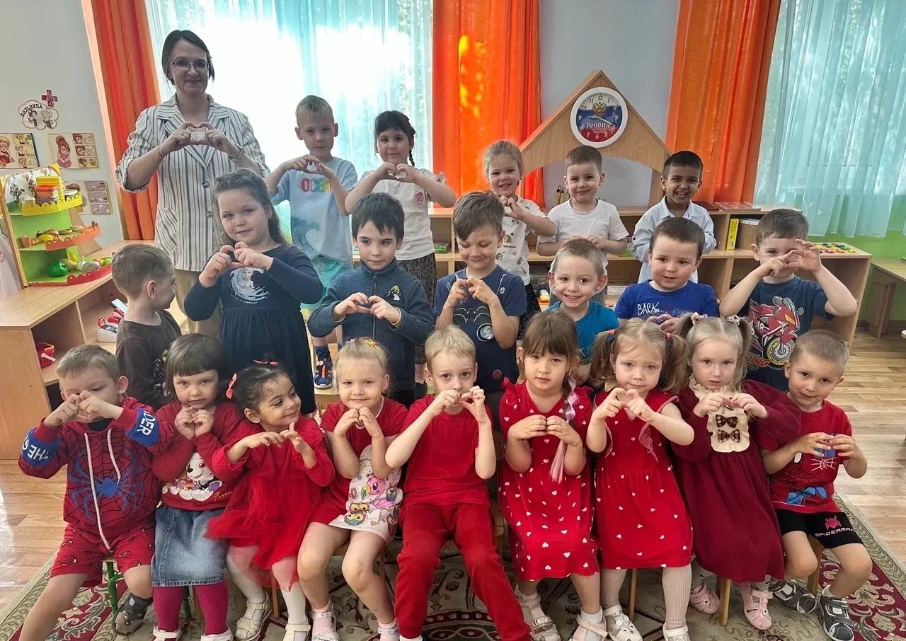 #ГодДошкольногоОбразования #ГДОМурманскаяОбласть
🇷🇺 В честь Дня России дети из второй младшей и  с