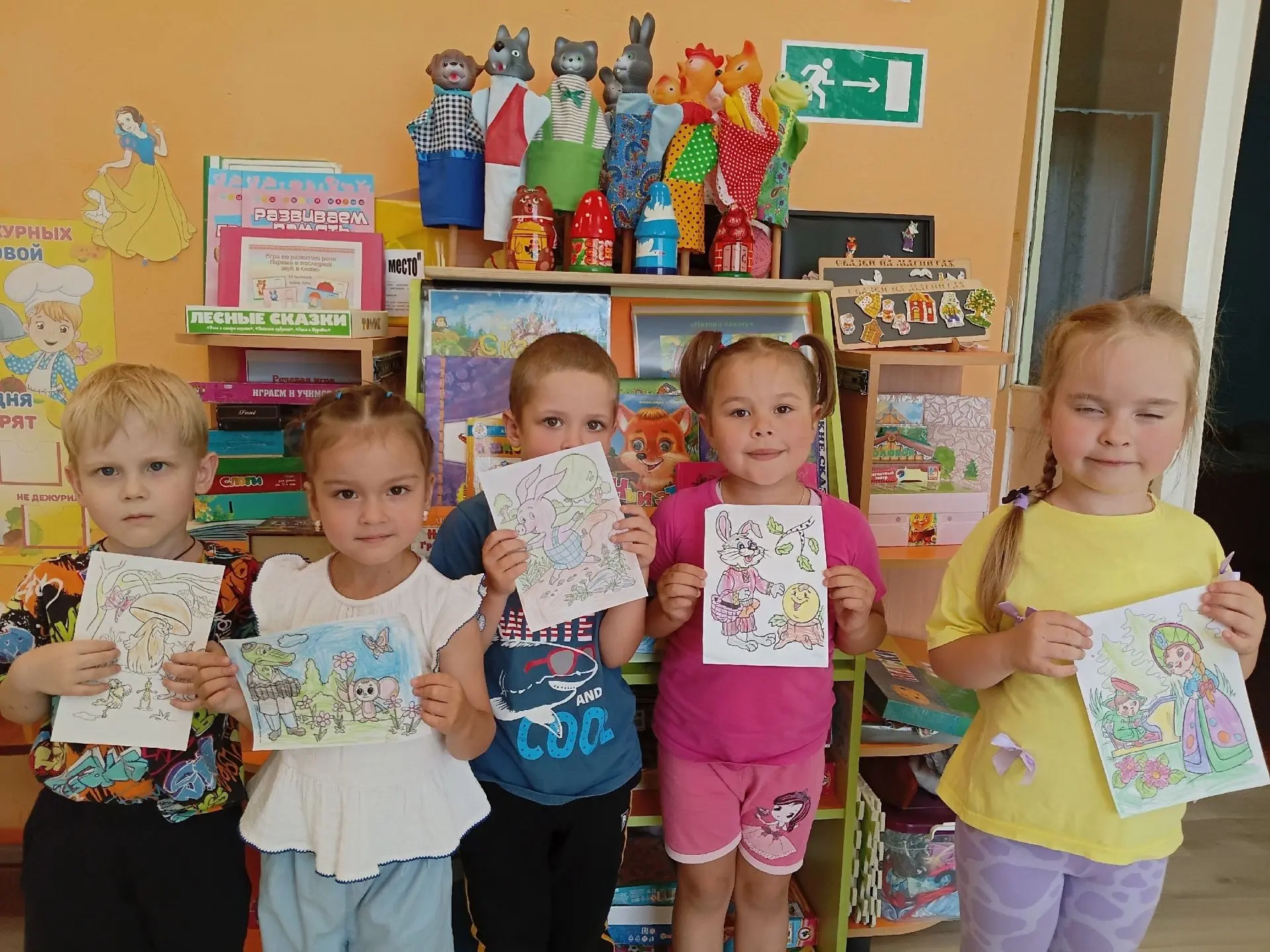 Сегодня в старшей группе «Капитошки» прошло творческое занятие: дети раскрашивали рисунки с изображе