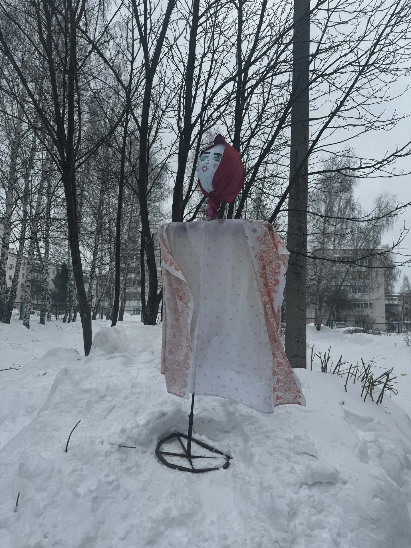 Вчера в нашей школе прошла масленичная ярмарка! 🥞  Ребята и родители приготовили много вкусных блино