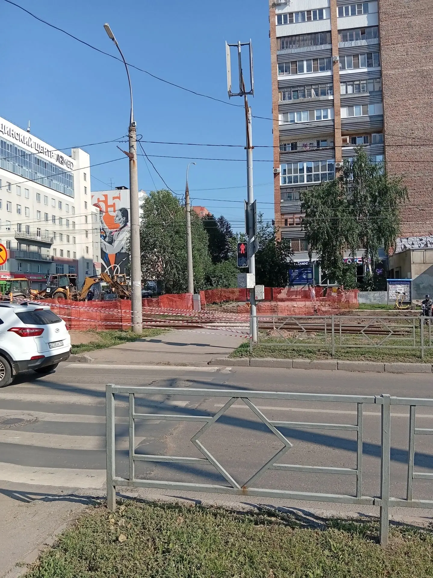 Чернореченская / Дачная. Кто и зачем перекрыл пешеходам движение по пешеходному переход...