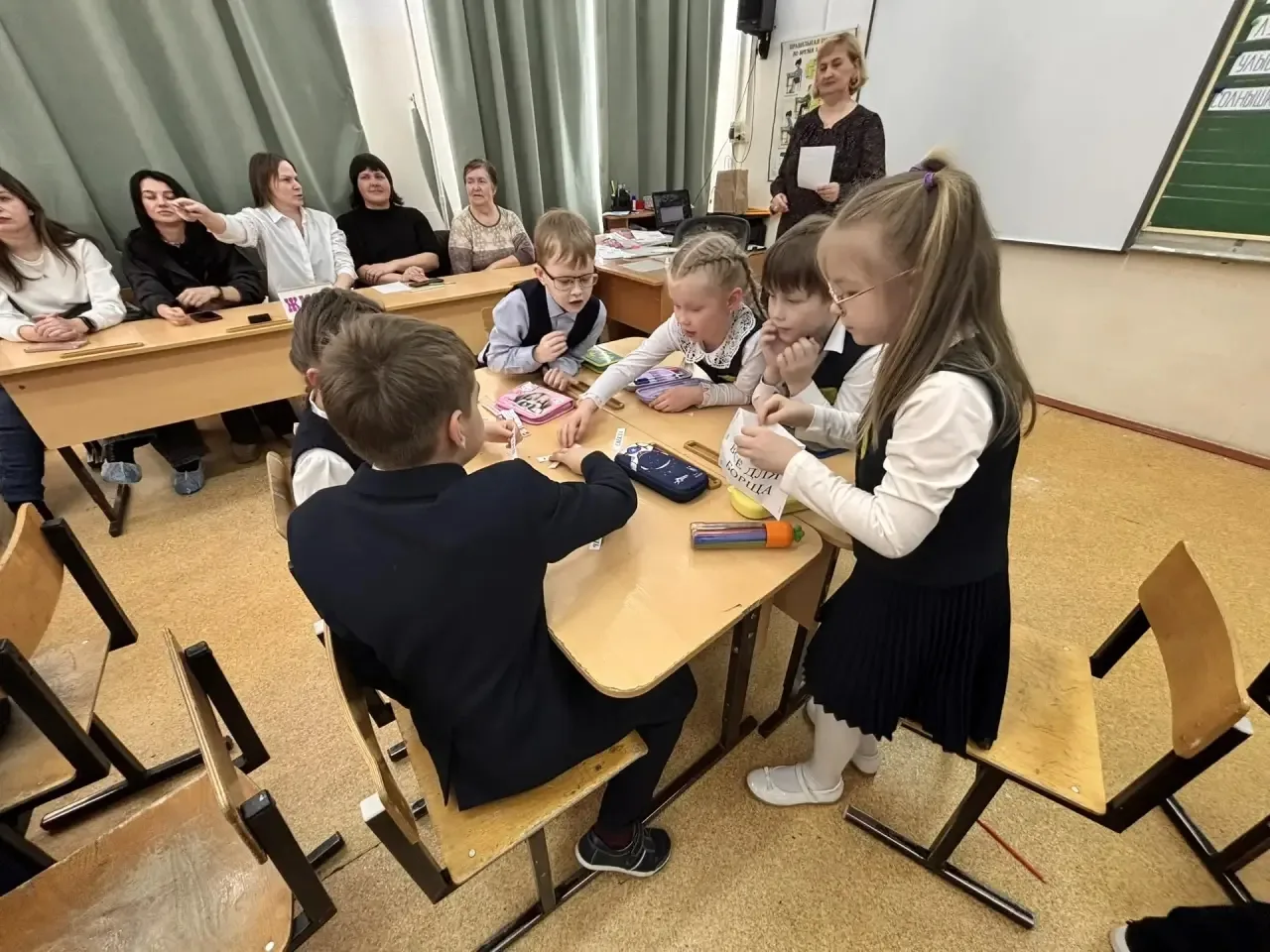 Ученики 1 «А» класса решили удивить своих мам необычным способом. Они организовали настоящий КВН «Ма