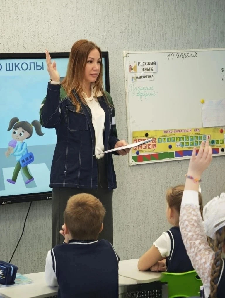 🚸 «Дорога безопасности»: в школе №5 прошли мини-инструктажи по БДД  🇷🇺 Кировск, 10 апреля 2026 года.