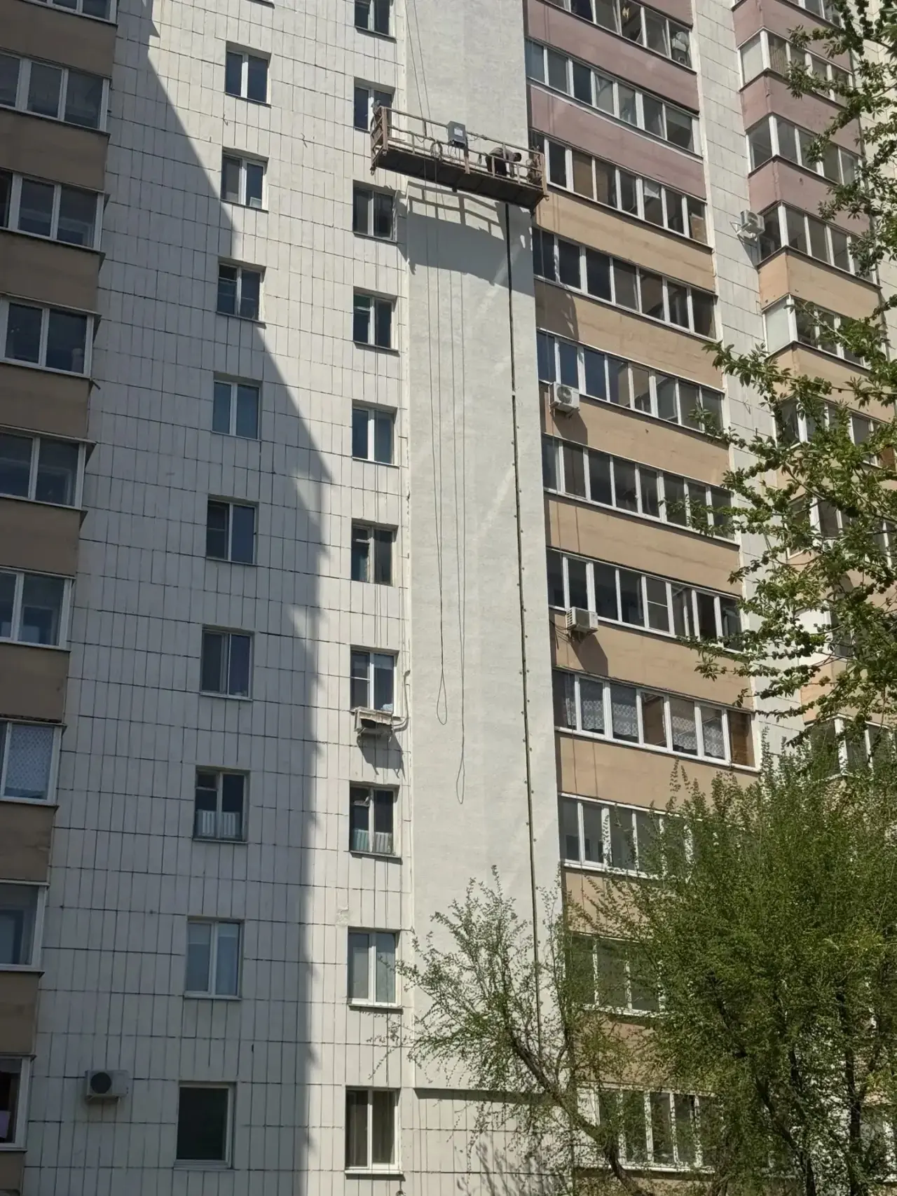 В настоящее время, в рамках текущего ремонта, подрядной организацией ведутся работы по ремонту фасад