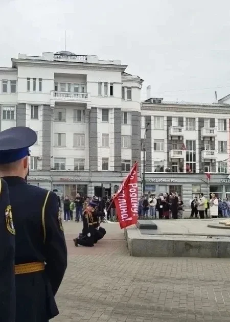 Дубликат Красного флага Победы торжественно подняли в Орле