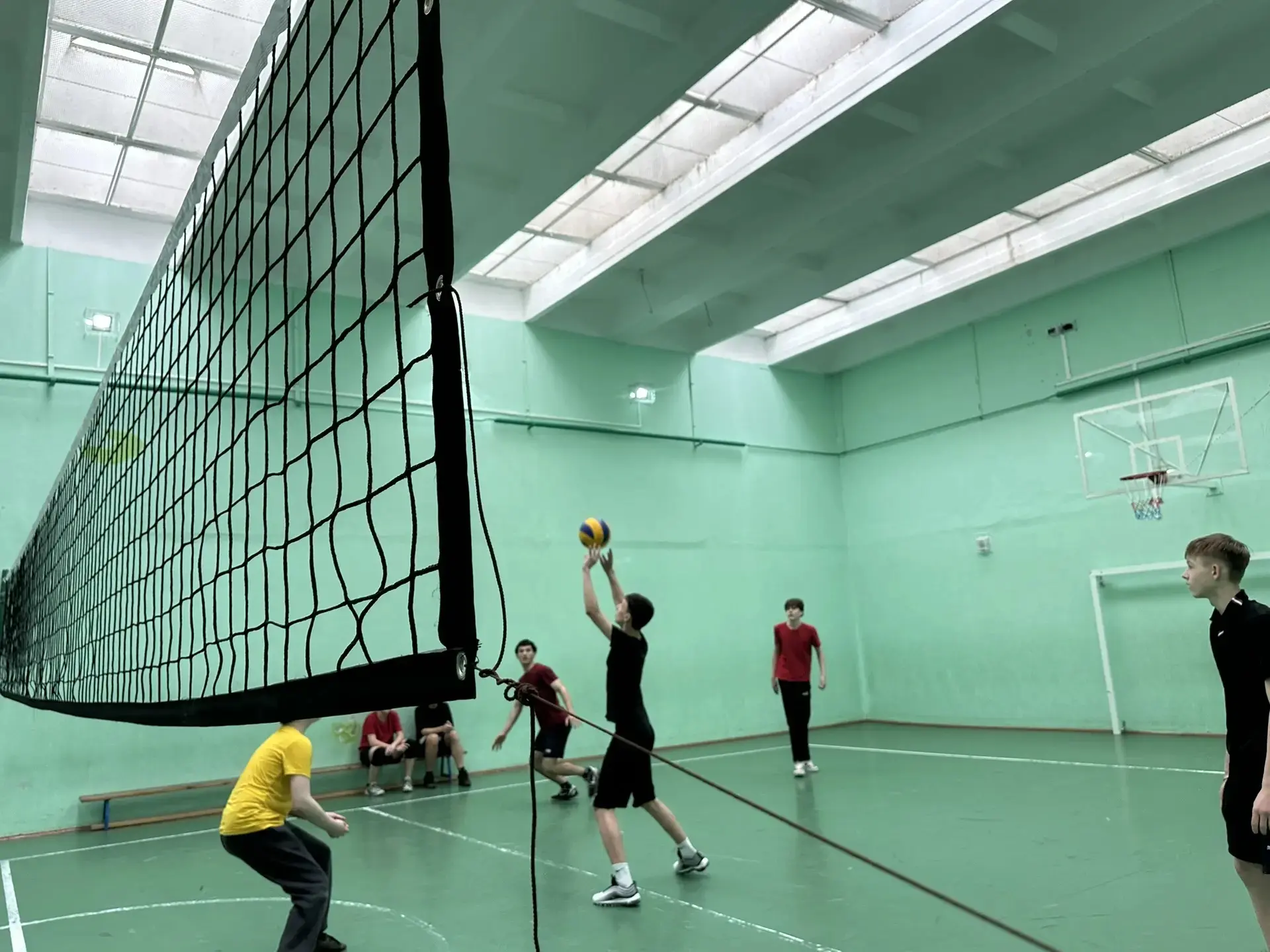 🏐 Кто сказал, что учителя только оценки ставят? Сегодня они ставили блоки и подачи!  В нашей школе п
