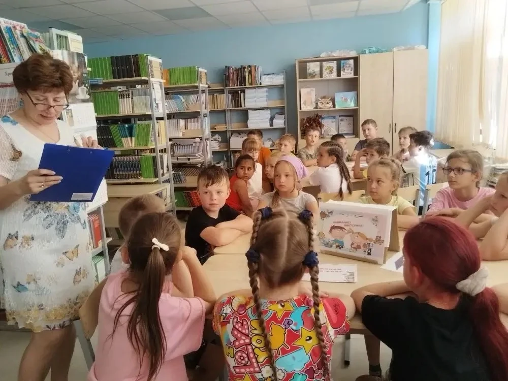 Сегодня в ГБОУ «Средняя школа 65 г.о. Мариуполь» прошёл День любознательного читателя. Школьную библ