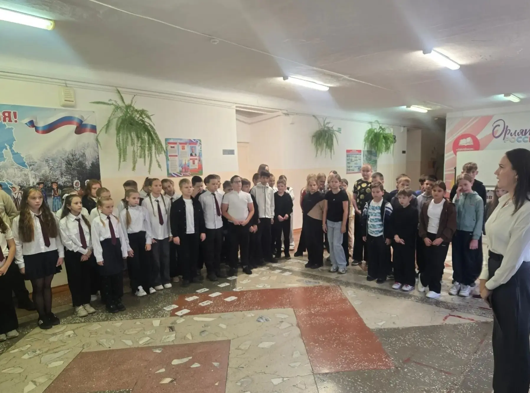 Сегодняшний понедельник в нашей школе традиционно начался с торжественной линейки: подн...