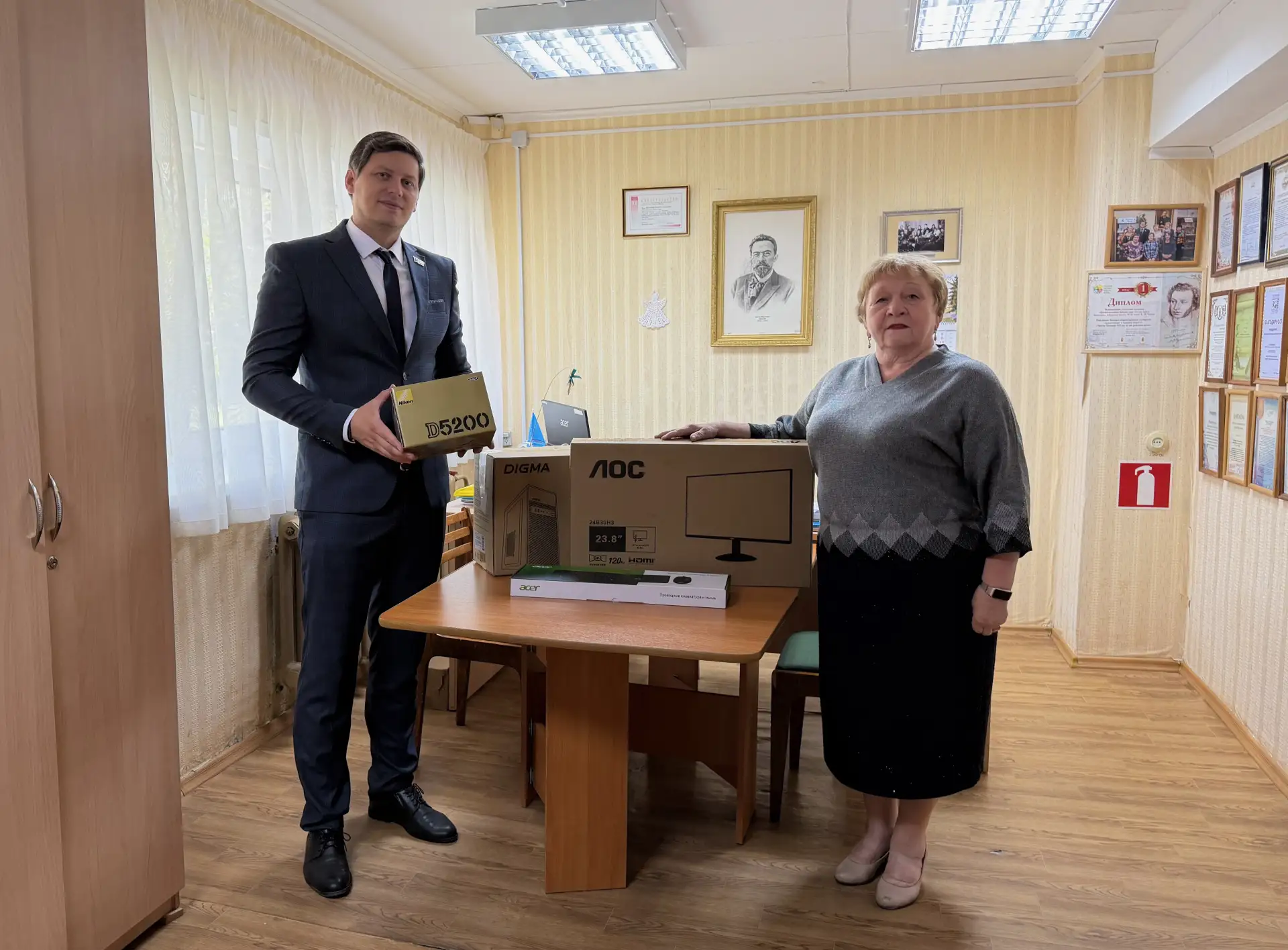 Не с пустыми руками посетил Библиотеку‑филиал № 12 имени А. П. Чехова - хотел выразить ...