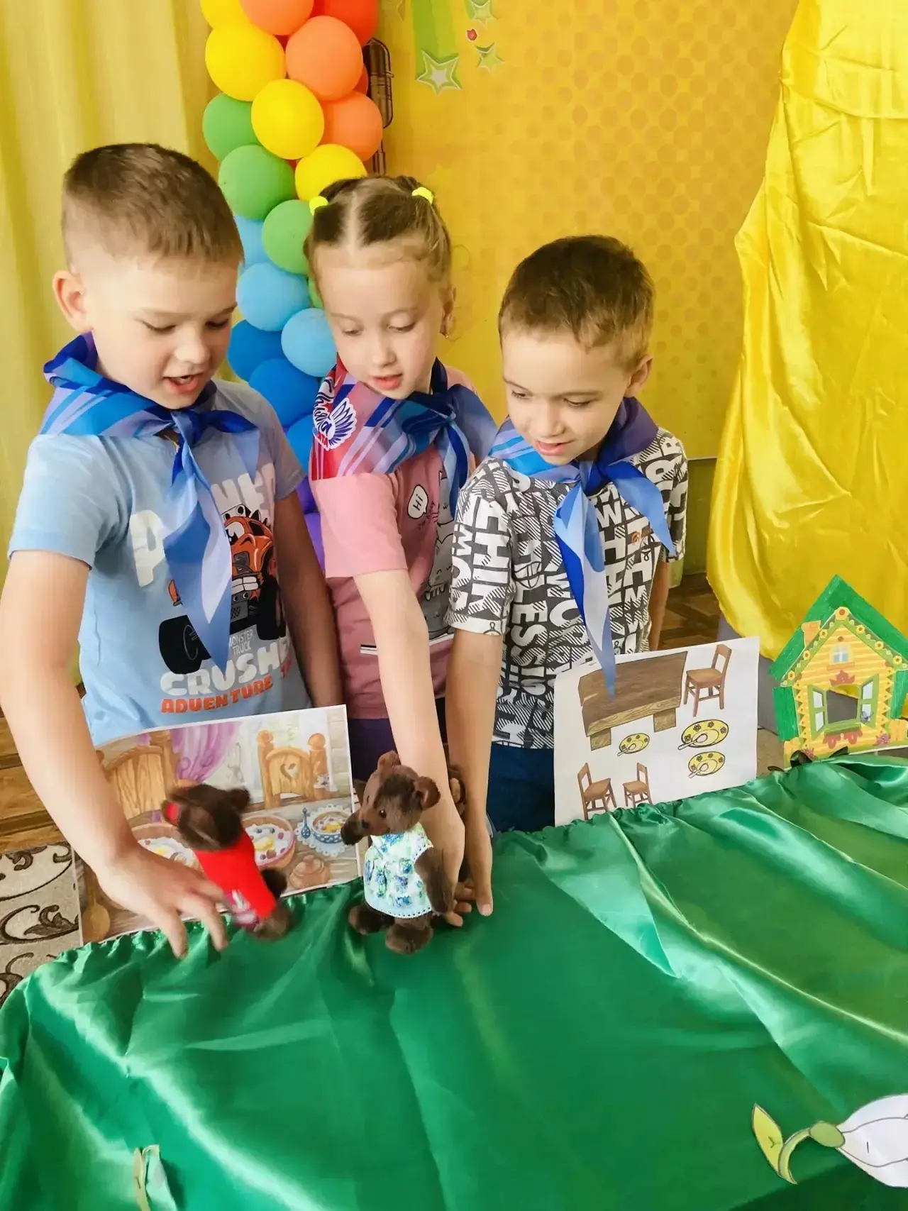 Сегодня  «Орлята-Дошколята» из старшей группы познакомили наших малышей с пальчиковым театром «Топот