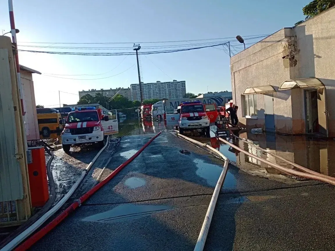🌧️ 💧 🚛 Краснодар тонет: за три дня — 850 заявок на откачку воды

Последствия залповых ливней прод