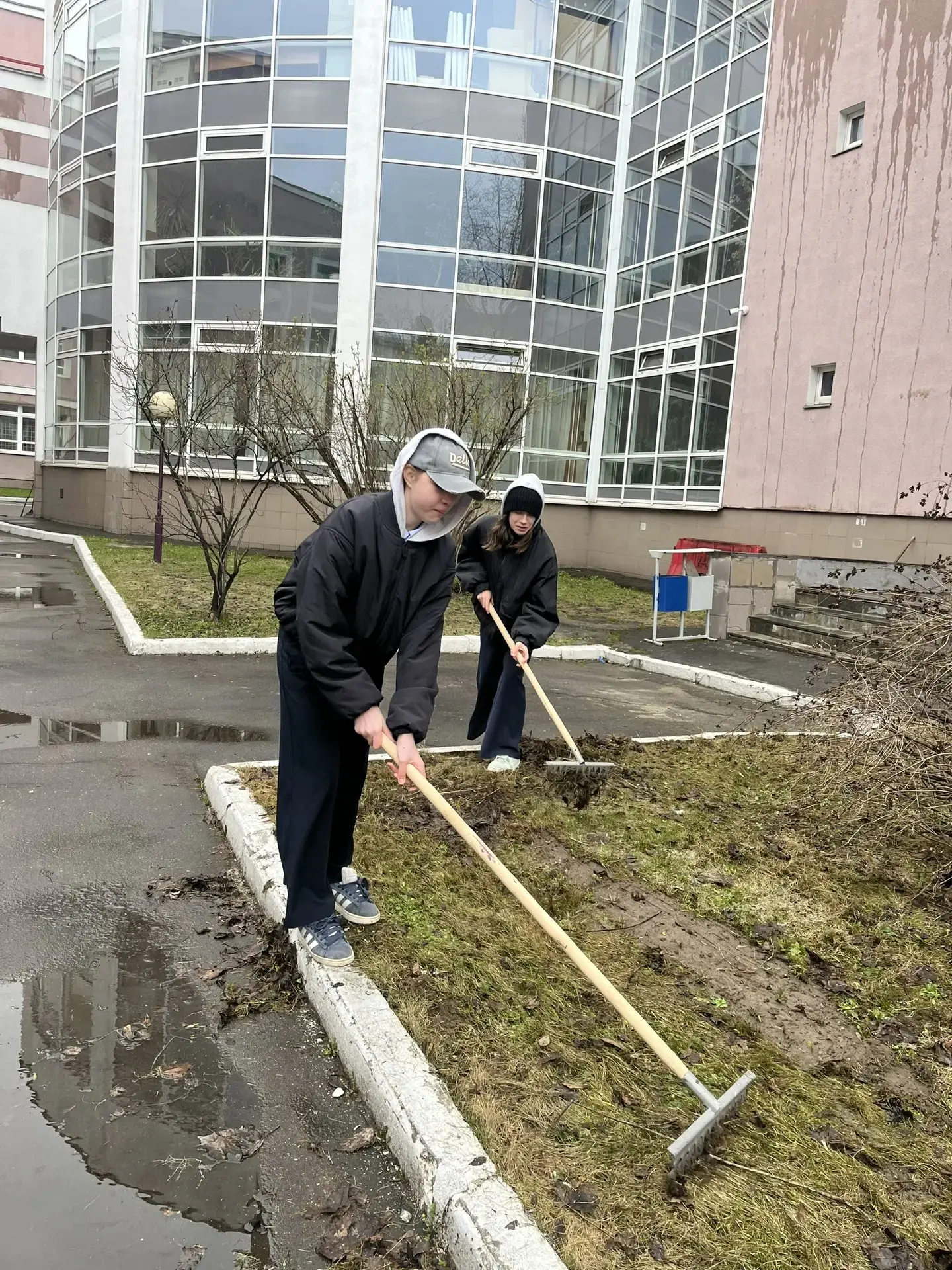 Городской субботник   Сегодня был полезный день! С утра мы дружным коллективом За нужный труд, отбро