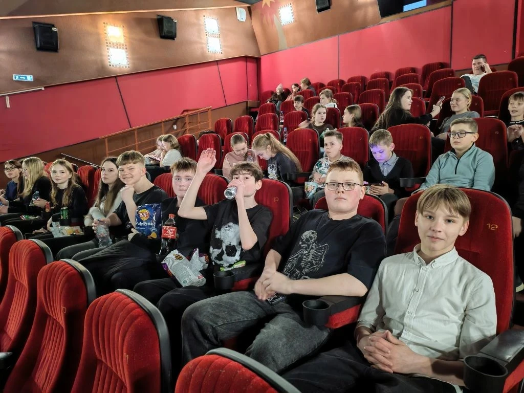 Космос начинается с нас! 🚀  В преддверии Дня космонавтики 8 "д" класс отправился в кинотеатр на особ