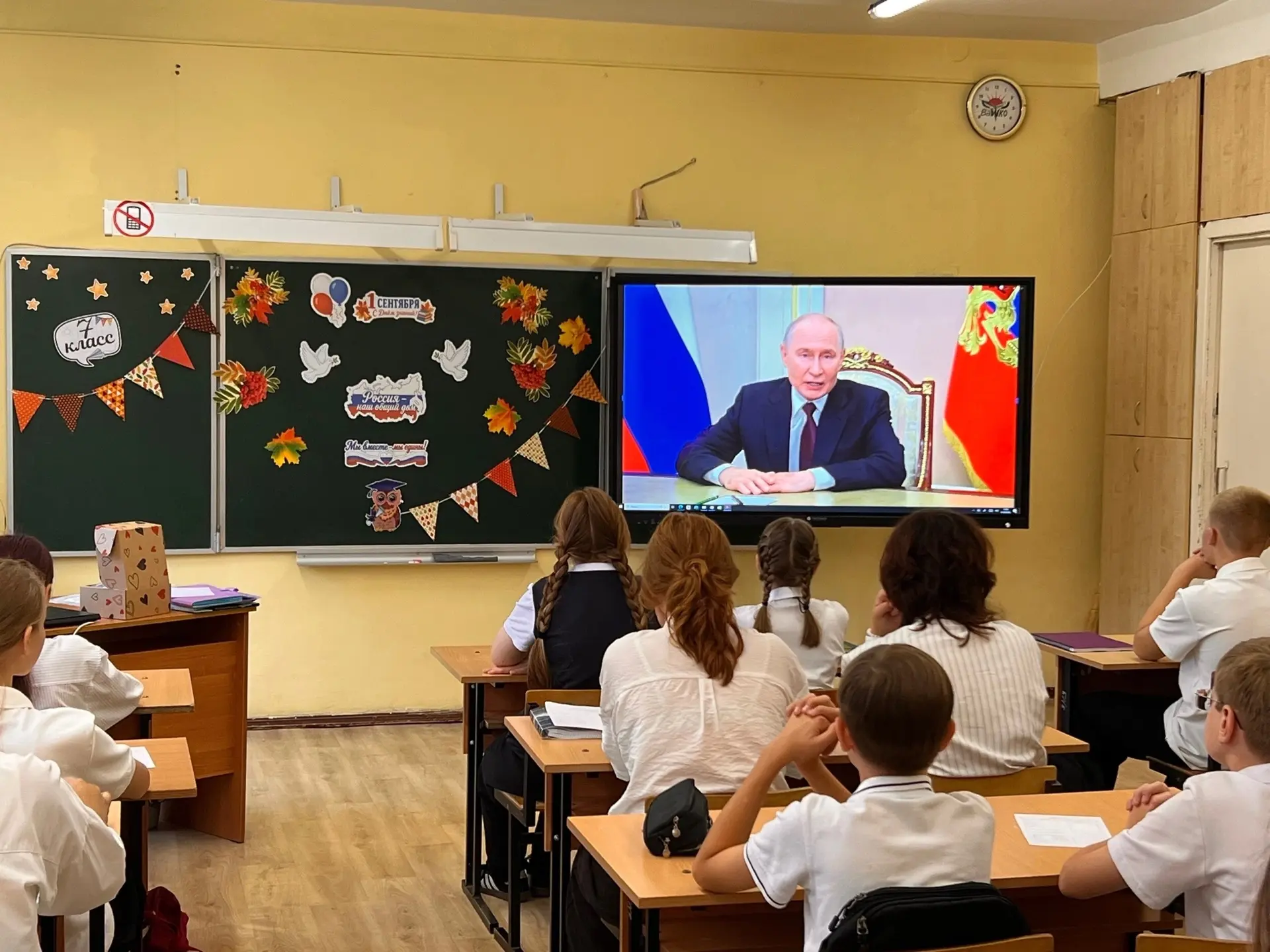 🇷🇺 Сегодня стартовал новый учебный год! В школах прошли традиционные праздничные лине...