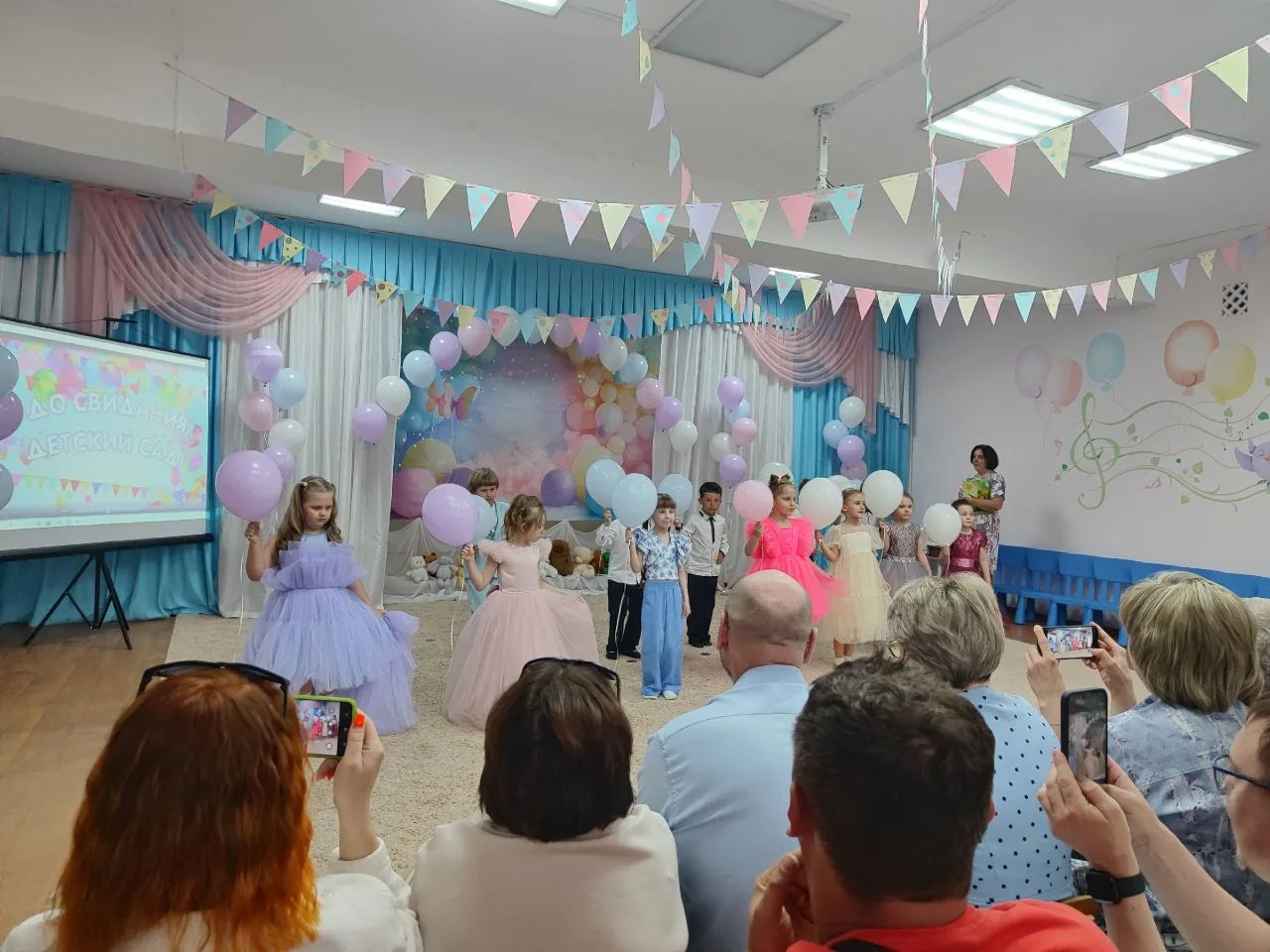 Выпускной 2026: В ногу со временем! 🎓✨
Такого выпуска в нашем детском саду "Улыбка," еще не было! В
