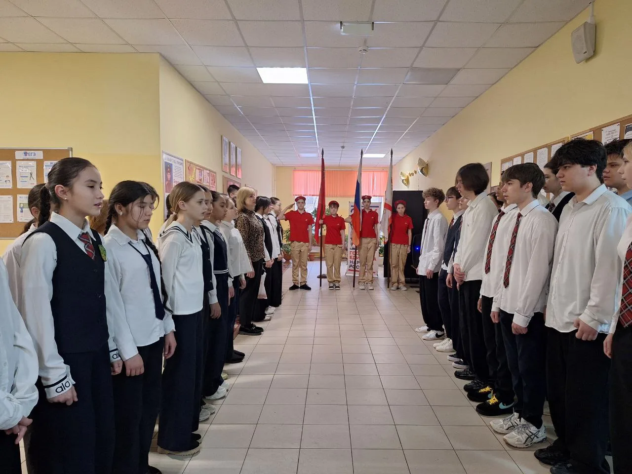 Наступила новая неделя, первый учебный день которой в нашей школе начался с общешкольной линейки. Фл