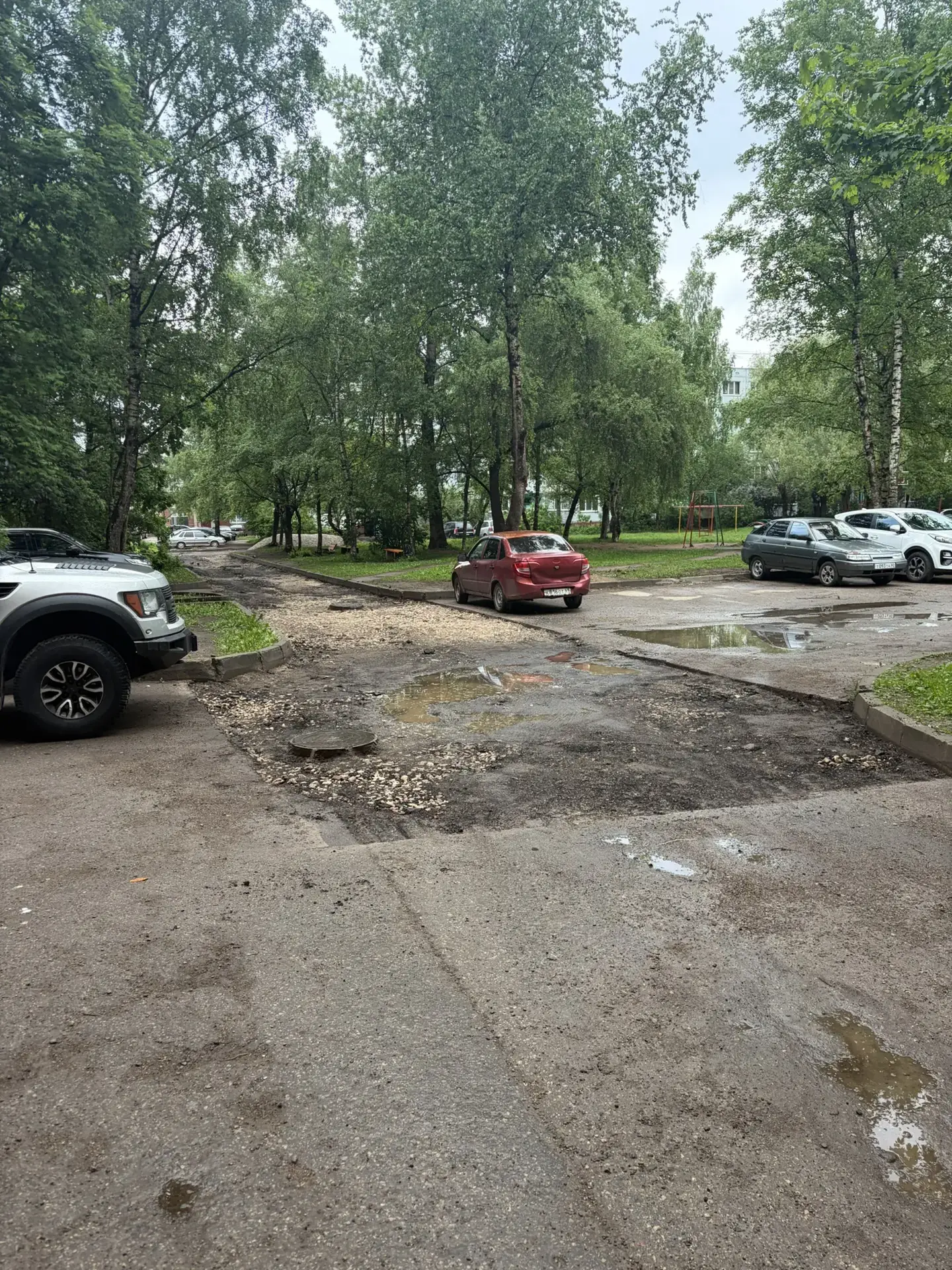Жители домов на ул. Новоселов, д.3 сообщают нам, что счастливы: к ним пришел ремонт придомовой терри