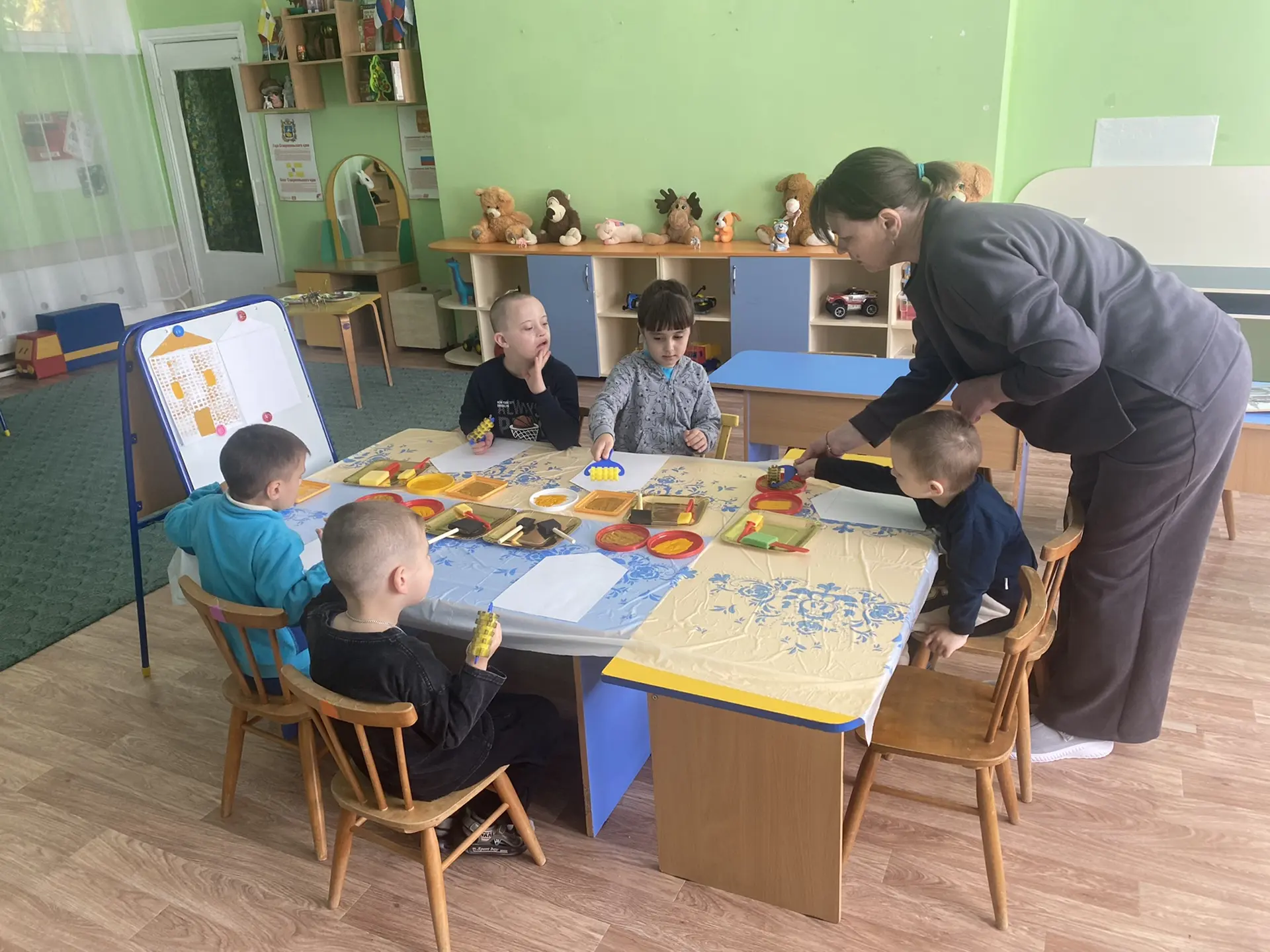 В специальной (коррекционной) группе № 4 «Непоседы» прошло занятие по рисованию губкой....