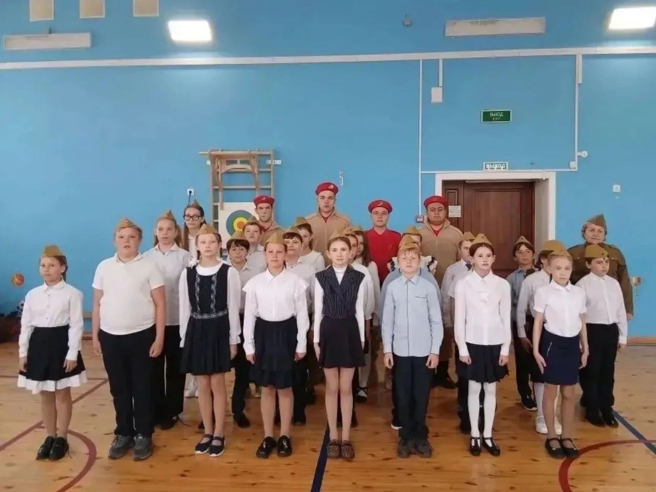 Патриотично, звонко, на одном дыхании! В 3-4 классах прошел конкурс песни и строя. Юные бойцы показа