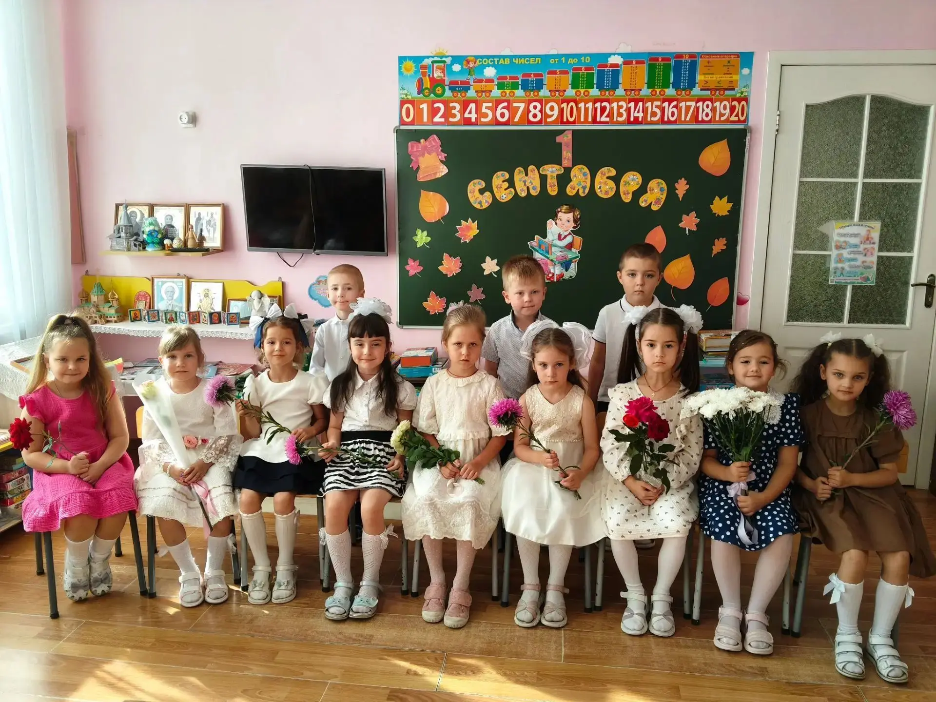 Сегодня в нашем саду было оживленно и красиво. С самого утра у входа —много цветов и на...
