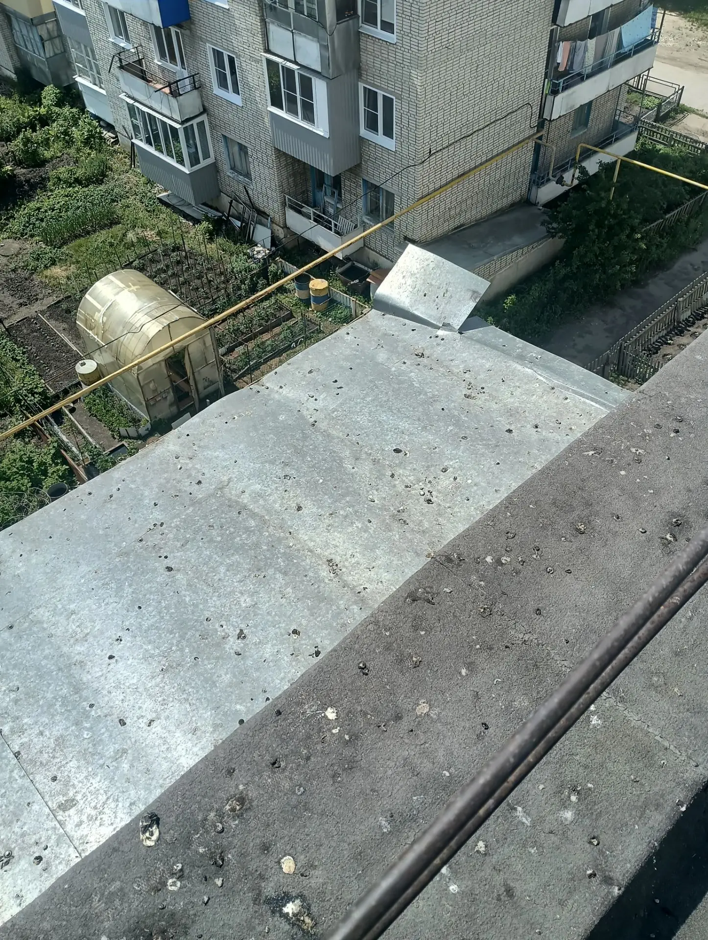 Устранили течь кровли балкона, которая образовалась в результате самовольного строения ...