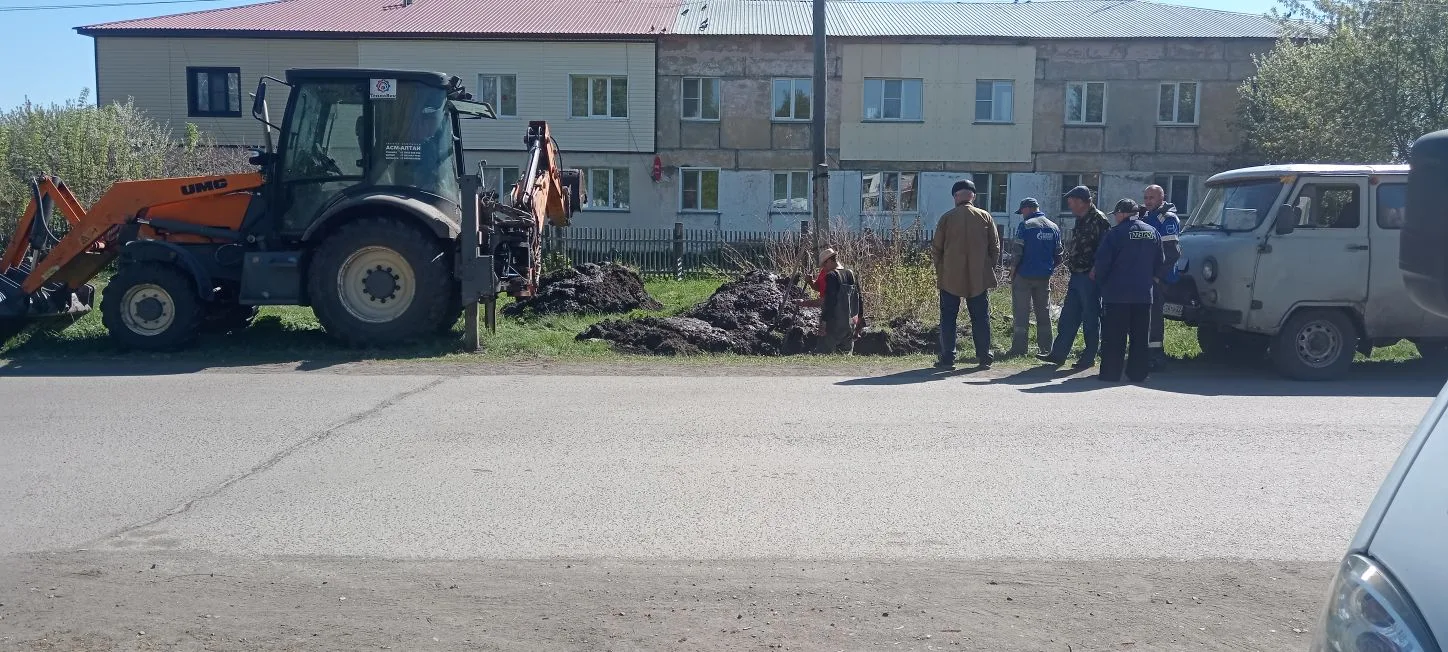 По ул. Октябрьской в с. Советском проводятся работы по выявлению причины образования лужи.